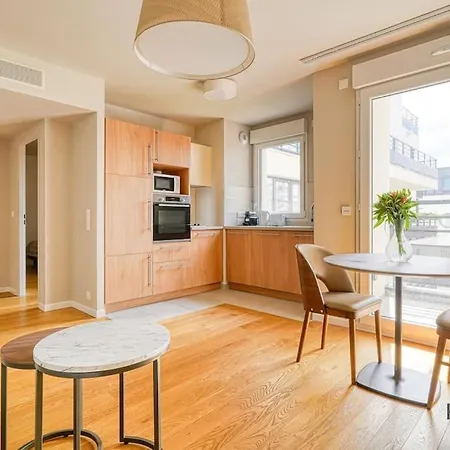 A Deux Pas De Paris - Le Gracieux - 363b Issy-les-Moulineaux